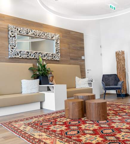 Innenraumaufnahme des Wartezimmers in der Kinderwunschklinik Dr. Loimer, genutzt im 3D-Rundgang für potenzielle Patienten.