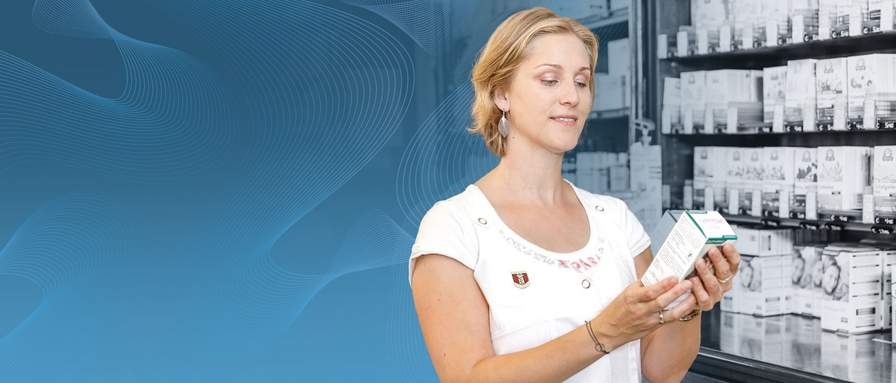 Apothekerin der Apotheke zur Weilburg prüft eine Medikamentenpackung im Lager